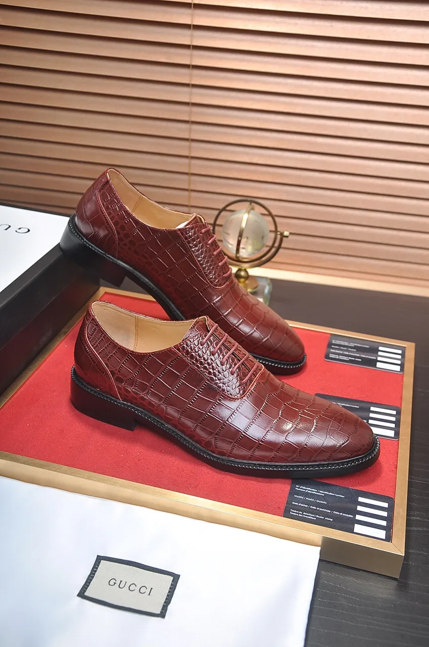 Men's shoes💰540💶Italy's top luxury men's shoe giant (GUCCI) (Gucci) (full cowhide lining) new arrival🍃Original European style🔰 Pleasant to the eye😍In order to make the shoes more durable and non-deformable🌀The production continues to follow traditional methods but there is still no lack of innovation💪Choose original sheepskin for the leather♻️ Smooth and natural And extra bright ⭐Made of imported cowhide, the first choice of rich people 38-45 (45 customized)